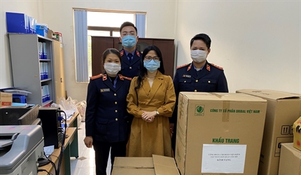 Chi đoàn Viện KSND quận Tây Hồ trao tặng khẩu trang kháng khuẩn cho...